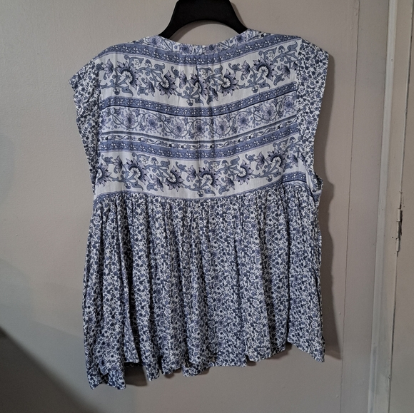 Lucky Brand Printed Flutter Sleeve Top - Picture 4 of 10
